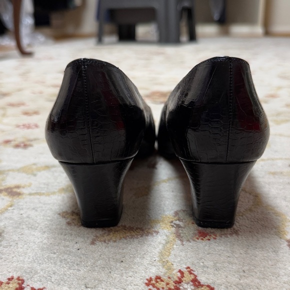 Salvatore Ferragamo Black Crocodile Pattern Loafers with Gold Buckle - Picture 4 of 10